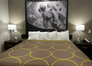 Super 8 by Wyndham Kingwood Houston North hotel thumbnail 7
