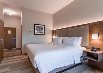 Holiday Inn Express & Suites Columbus - Worthington by IHG hotel thumbnail 3