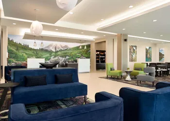 La Quinta Inn & Suites by Wyndham Burlington hotel thumbnail 2