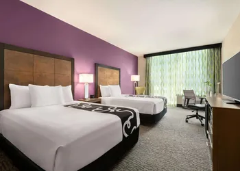 La Quinta Inn & Suites by Wyndham Burlington hotel thumbnail 4