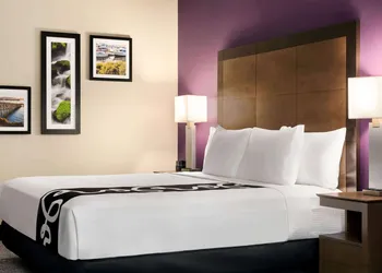 La Quinta Inn & Suites by Wyndham Burlington hotel thumbnail 5