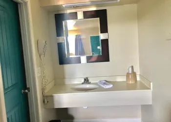 Lakeside inn hotel thumbnail 2