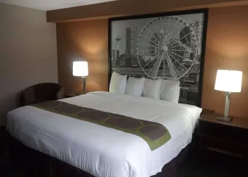 Super 8 Lynnwood hotel thumbnail 2