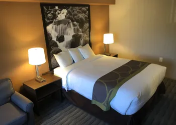 Super 8 Lynnwood hotel thumbnail 7