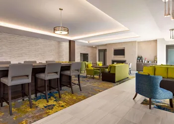 La Quinta Inn & Suites by Wyndham Orlando - IDrive Theme Parks hotel thumbnail 2