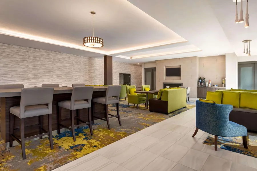 La Quinta Inn & Suites by Wyndham Orlando - IDrive Theme Parks hotel detail image 2