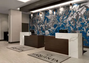 La Quinta Inn & Suites by Wyndham Orlando - IDrive Theme Parks hotel thumbnail 3