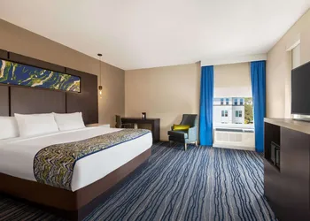 La Quinta Inn & Suites by Wyndham Orlando - IDrive Theme Parks hotel thumbnail 4