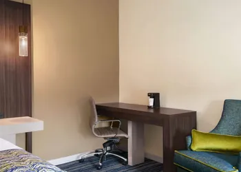 La Quinta Inn & Suites by Wyndham Orlando - IDrive Theme Parks hotel thumbnail 5