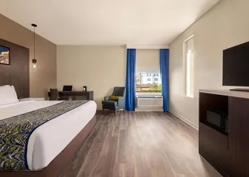 La Quinta Inn & Suites by Wyndham Orlando - IDrive Theme Parks hotel thumbnail 6