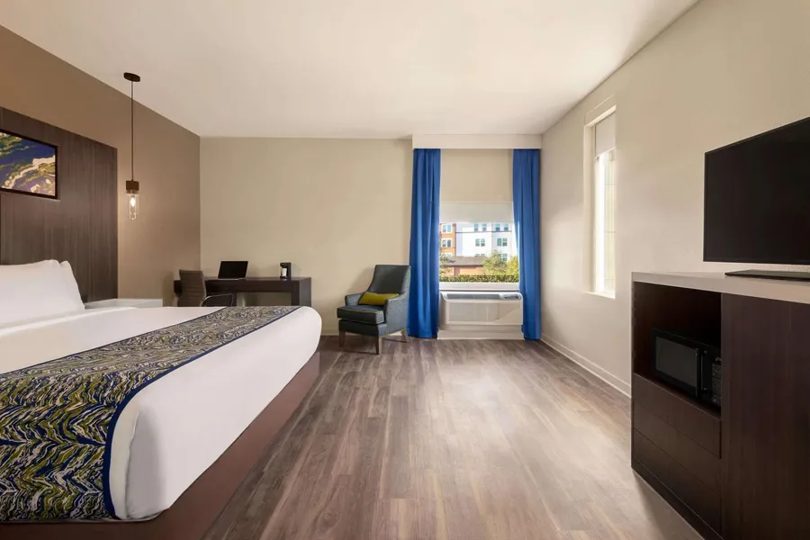 La Quinta Inn & Suites by Wyndham Orlando - IDrive Theme Parks hotel detail image 6