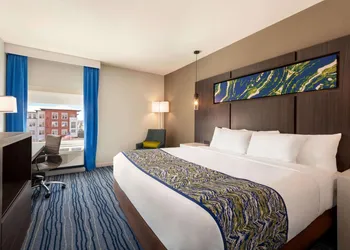 La Quinta Inn & Suites by Wyndham Orlando - IDrive Theme Parks hotel thumbnail 8