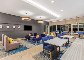 La Quinta Inn & Suites by Wyndham Kansas City Beacon Hill hotel thumbnail 2
