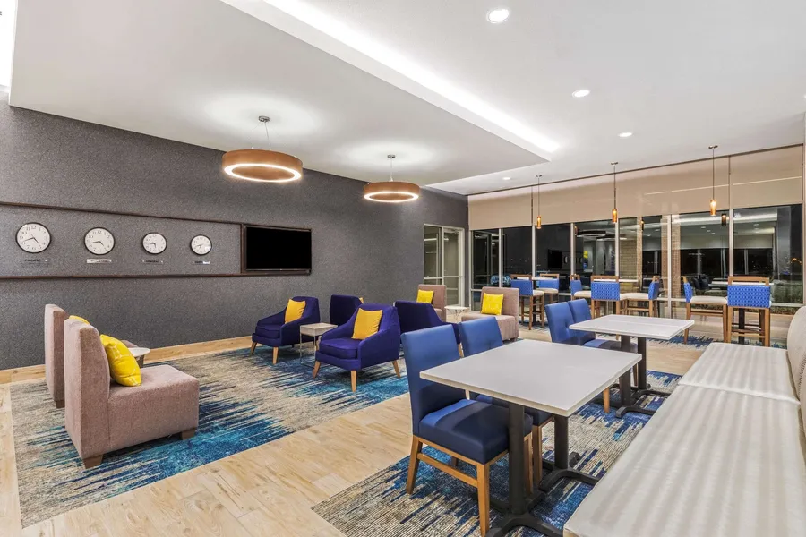 La Quinta Inn & Suites by Wyndham Kansas City Beacon Hill hotel detail image 2