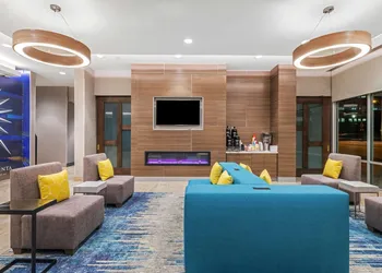 La Quinta Inn & Suites by Wyndham Kansas City Beacon Hill hotel thumbnail 3