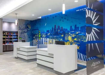 La Quinta Inn & Suites by Wyndham Kansas City Beacon Hill hotel thumbnail 5