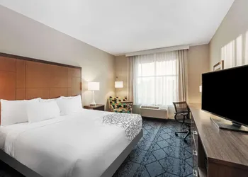 La Quinta Inn & Suites by Wyndham Kansas City Beacon Hill hotel thumbnail 6