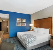 La Quinta Inn & Suites by Wyndham Kansas City Beacon Hill hotel detail image 7