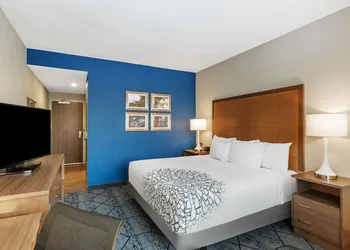 La Quinta Inn & Suites by Wyndham Kansas City Beacon Hill hotel thumbnail 7