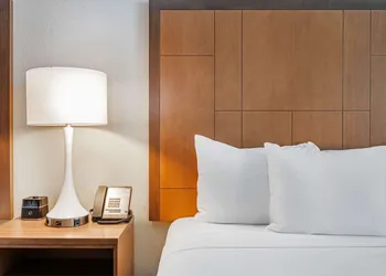 La Quinta Inn & Suites by Wyndham Kansas City Beacon Hill hotel thumbnail 8