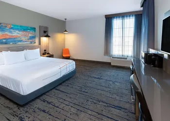 La Quinta Inn & Suites by Wyndham Dallas - Frisco Stadium hotel thumbnail 5