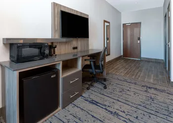 La Quinta Inn & Suites by Wyndham Dallas - Frisco Stadium hotel thumbnail 6