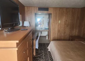 First Inn By OYO Quinter Hwy 70 hotel thumbnail 5