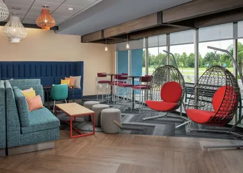 Tru by Hilton Lake City hotel thumbnail 2