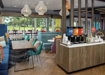 Tru by Hilton Lake City hotel thumbnail 6