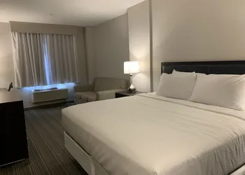 Wingate by Wyndham JFK Airport/Far Rockaway hotel thumbnail 2