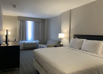 Wingate by Wyndham JFK Airport/Far Rockaway hotel thumbnail 3