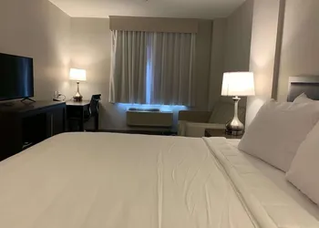 Wingate by Wyndham JFK Airport/Far Rockaway hotel thumbnail 6