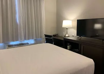 Wingate by Wyndham JFK Airport/Far Rockaway hotel thumbnail 8