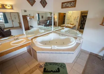 Bullwinkles Rustic Lodge hotel thumbnail 4