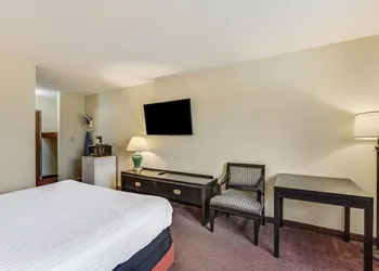 Econo Lodge Whitehall near Michigan's Adventure hotel thumbnail 7