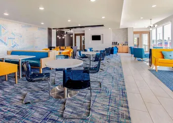 La Quinta Inn & Suites by Wyndham San Antonio Alamo City hotel thumbnail 7