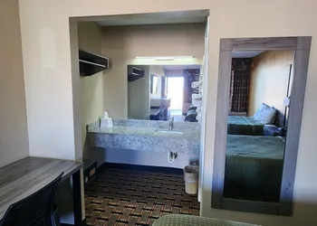 Super 7 Inn hotel thumbnail 3