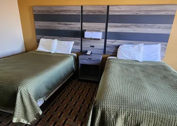 Super 7 Inn hotel thumbnail 7