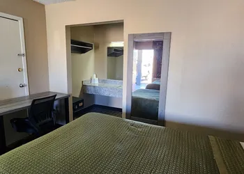Super 7 Inn hotel thumbnail 8