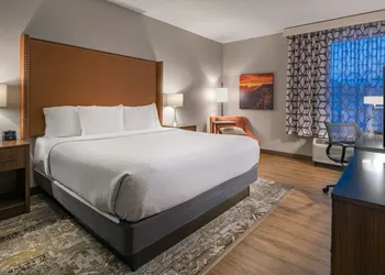 La Quinta Inn & Suites by Wyndham Flagstaff East I-40 hotel thumbnail 5
