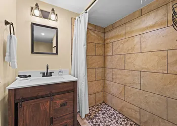 The Cascades Inn hotel thumbnail 4