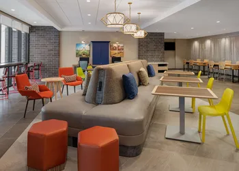 Home2 Suites by Hilton Des Moines at Drake University hotel thumbnail 2