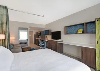 Home2 Suites by Hilton Des Moines at Drake University hotel thumbnail 4