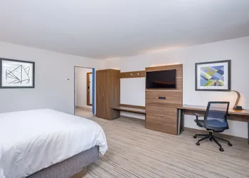 Holiday Inn Express & Suites Elkhart North by IHG hotel thumbnail 6