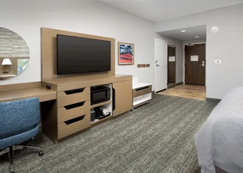 Hampton Inn Boston Logan Airport Chelsea hotel thumbnail 7
