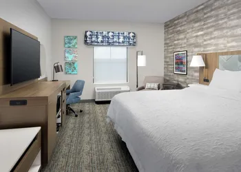 Hampton Inn Boston Logan Airport Chelsea hotel thumbnail 8