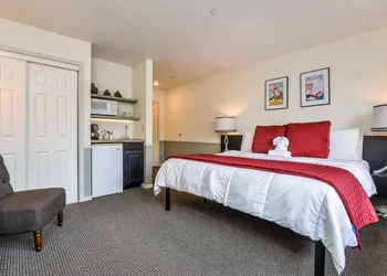 Old Harbor Inn hotel thumbnail 8
