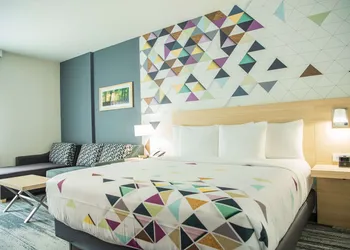 La Quinta Inn & Suite by Wyndham Lake City hotel thumbnail 7