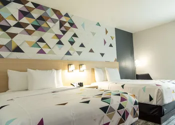 La Quinta Inn & Suite by Wyndham Lake City hotel thumbnail 8
