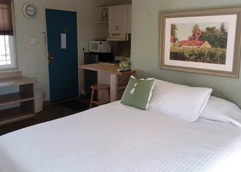 Hilltop Tavern and Inn hotel thumbnail 7